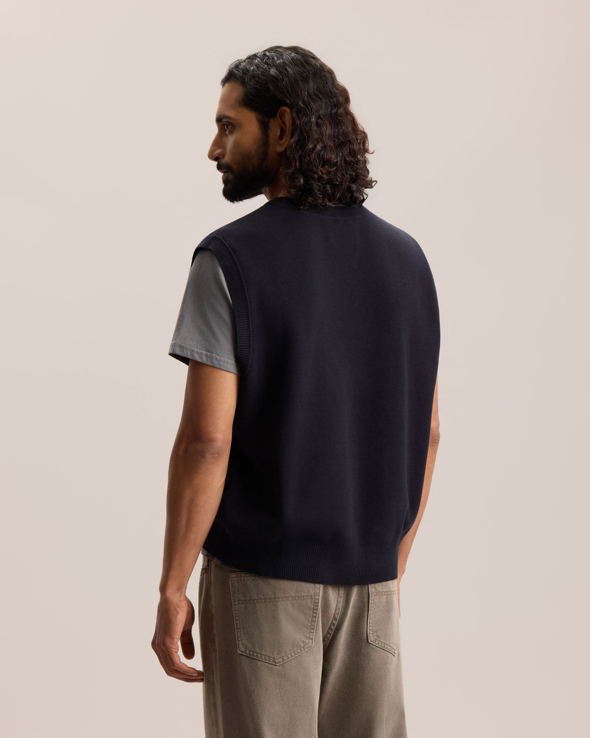 ESSENTIAL V-NECK VEST